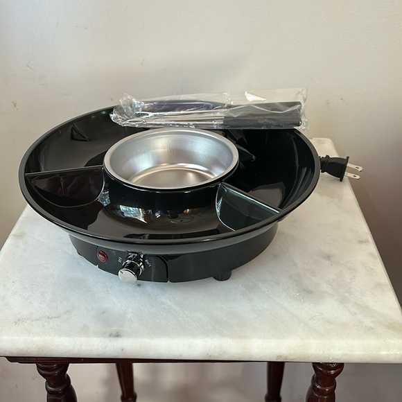 New in box, Electric Fondue Set with 4 Forks - Picture 1 of 6